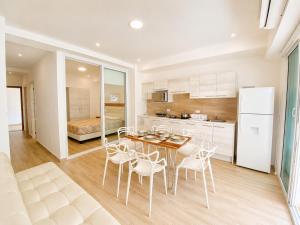 a kitchen and dining room with a table and chairs at Playa Azul Exclusive Suites in Tonsupa