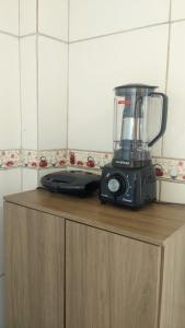 a blender sitting on top of a wooden cabinet at Apartamento aconchegante in Marabá