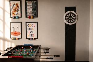 ein Raum mit einer Dartscheibe und einer Dartscheibe in der Unterkunft Onrock Boutique Hotel in Ella