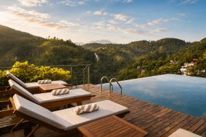 ein Pool mit zwei Liegestühlen auf einer Holzterrasse in der Unterkunft Onrock Boutique Hotel in Ella + 20 Fotos
