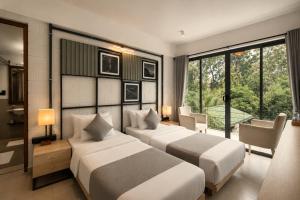 ein Hotelzimmer mit zwei Betten und Balkon in der Unterkunft Onrock Boutique Hotel in Ella