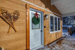 a door to a house with a christmas wreath at Chalet familial, idéalement situé, billard-table-babyfoot-arcade in Saint-Faustin