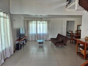a living room with a couch and a table at Casa em Salinas in Salinópolis