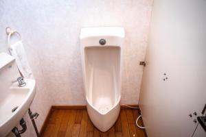a bathroom with a white urinal and a sink at 白灯-Hakuto- Muikamachi in Minami Uonuma