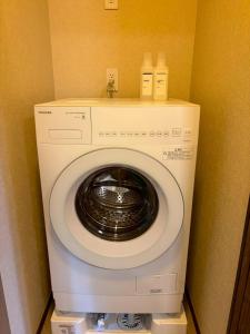 a washing machine with bottles on top of it at Yanagiya Iri in Nakatsugawa