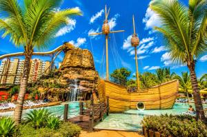 a pirate ship in the water at a theme park at diRoma Luxo Oficial Apt mais diRoma Acqua Park e Splash e Slide , 3 parques Aquáticos , Roupa de Cama e Toalhas, Parcelamos até 12x no Cartão de Crédito sem Juros , Aceitamos Pet in Caldas Novas