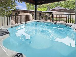 a large swimming pool with blue water at Alma Rocks in Arcadia