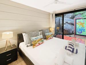 a bedroom with a large white bed with pillows at Alma Rocks in Arcadia +10 photos