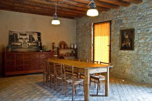 comedor con mesa de madera y sillas en Borgo Palazzo Steffaneo en San Vito al Torre