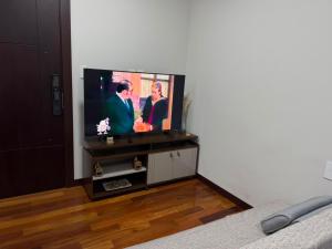a flat screen tv sitting on a stand in a room at Monoambiente en sopocachi in La Paz