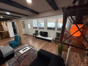 an overhead view of a living room with a television at Altstadtnest mit großem Garten in Bad Sooden-Allendorf