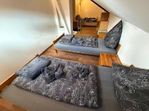 an overhead view of two beds in a room at Altstadtnest mit großem Garten in Bad Sooden-Allendorf