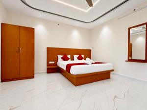 a bedroom with a bed and a mirror at K V Comforts in Chikmagalūr +14 photos