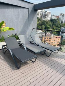 two lounge chairs sitting on a rooftop deck at Moderno loft en el oeste in Cali