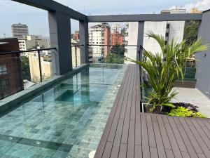 a swimming pool on the roof of a building at Moderno loft en el oeste in Cali
