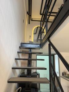a set of metal stairs in a building at Moderno loft en el oeste in Cali