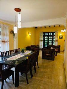 a dining room with a table and chairs at Deke Kanuwa in Kandy