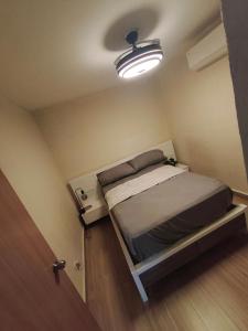 a small room with a bed and a light at Lugar tranquilo in Santo Domingo