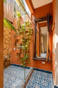 a bathroom with a glass shower and a mirror at Las Dunas Beach house en Santa veronica cerca a la playa in Juan de Acosta