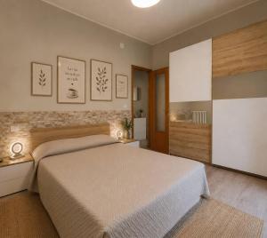 a bedroom with a large bed and a kitchen at Cozy apartment overlooking the main square in Orsogna +11 photos