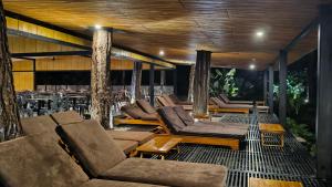 a room with couches and chairs and a table at Jolotundo Glamping and Edupark in Sagi