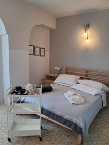 a bedroom with a bed and a table with towels on it at B&B Giù di sotto in Gavi