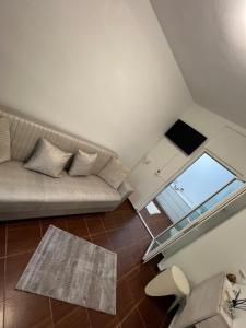 a living room with a couch and a window at Studio Callatis Mangalia in Mangalia
