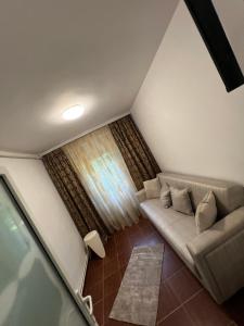 a living room with a couch and a window at Studio Callatis Mangalia in Mangalia