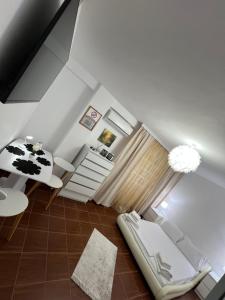 a living room with a table and a kitchen at Studio Callatis Mangalia in Mangalia