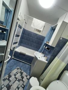 a small bathroom with a toilet and a sink at Studio Callatis Mangalia in Mangalia