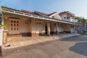 a large building with a large driveway in front of it at Urbanview Hotel Sany Cirebon in Tangkil