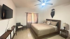 a bedroom with a bed and a ceiling fan at Casa Ari in Lázaro Cárdenas