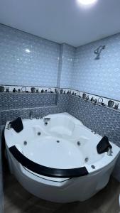 a large white bath tub in a bathroom at El Refugio del Rey in Cajamarca