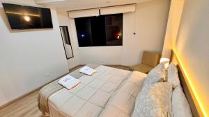 a small bedroom with a bed and a window at Hotel Sunset Mar in Lima