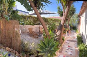 a garden with a swing and palm trees at Casa Himera Fontane Bianche in Fontane Bianche
