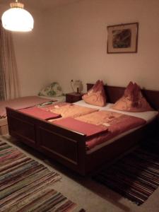 Łóżko lub łóżka w pokoju w obiekcie Pension Charlotte