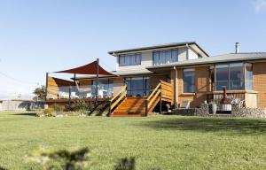 a large house with a large lawn in front of it at Drift - Watch the world go by in Scamander