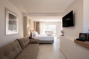 En TV eller et underholdningssystem på Epavli Grace Hotel