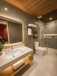 a bathroom with a sink and a toilet and a shower at Hotel Royal in Vân Lũng +29 photos