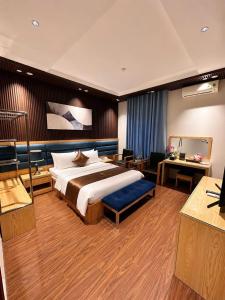 a hotel room with a bed and a desk at Hotel Royal in Vân Lũng