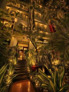 a building with a bunch of plants in front of it at Hotel Royal in Vân Lũng