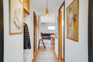 ein Flur mit weißen Wänden und Fliesenboden in der Unterkunft Ferienhaus In Der Nähe Eines Schönen Sandstrandes in Gedser