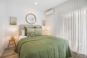 a bedroom with a green bed and a window at Townhouse 6 Sunseeker Close 26 in Noosaville