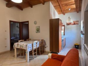 a kitchen and dining room with a table and chairs at CASALE ANTICO SOBBORGO in Vitorchiano