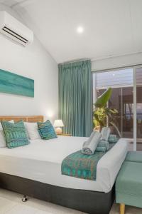 a bedroom with a large bed and a window at Rock Salt Villa 2 in Picnic Bay
