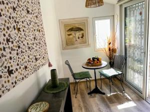 ein Zimmer mit Tisch und Stühlen und einem Fenster in der Unterkunft Escapade à 2 in Ruoms