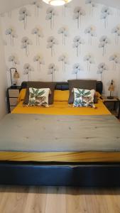 ein Schlafzimmer mit einem Bett und Regenschirmen an der Wand in der Unterkunft Escapade à 2 in Ruoms