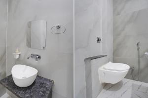ein weißes Badezimmer mit Toilette und Waschbecken in der Unterkunft Super Collection O Taramandal Road Gorakhpur Formerly NS Hotel in Gorakhpur