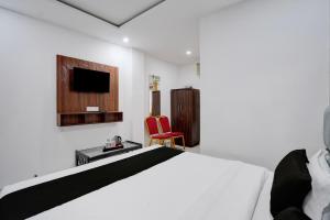 ein Hotelzimmer mit Bett und Fernseher in der Unterkunft Super Collection O Taramandal Road Gorakhpur Formerly NS Hotel in Gorakhpur + 29 Fotos