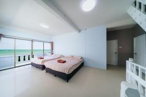 a bedroom with a bed with a view of the ocean at Gao Bee One Beach Club in Ban Phala